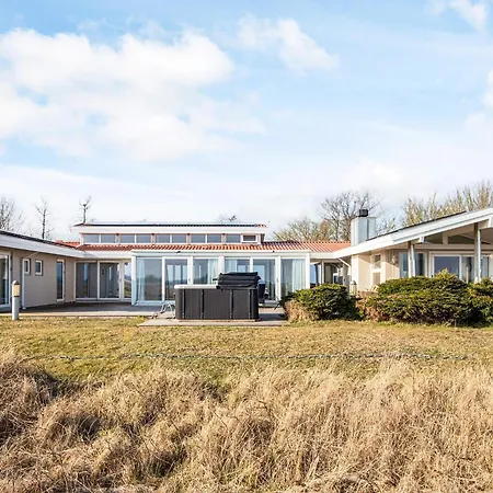 Luxury Seaside Retreat - By Traum Дом отдыха