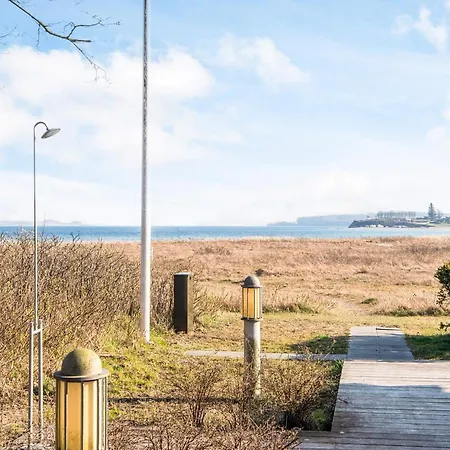 Luxury Seaside Retreat - By Traum Дом отдыха